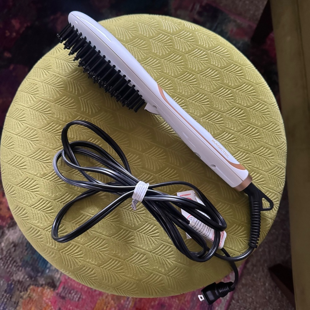 Magictec Straightening Hair Brush - never used